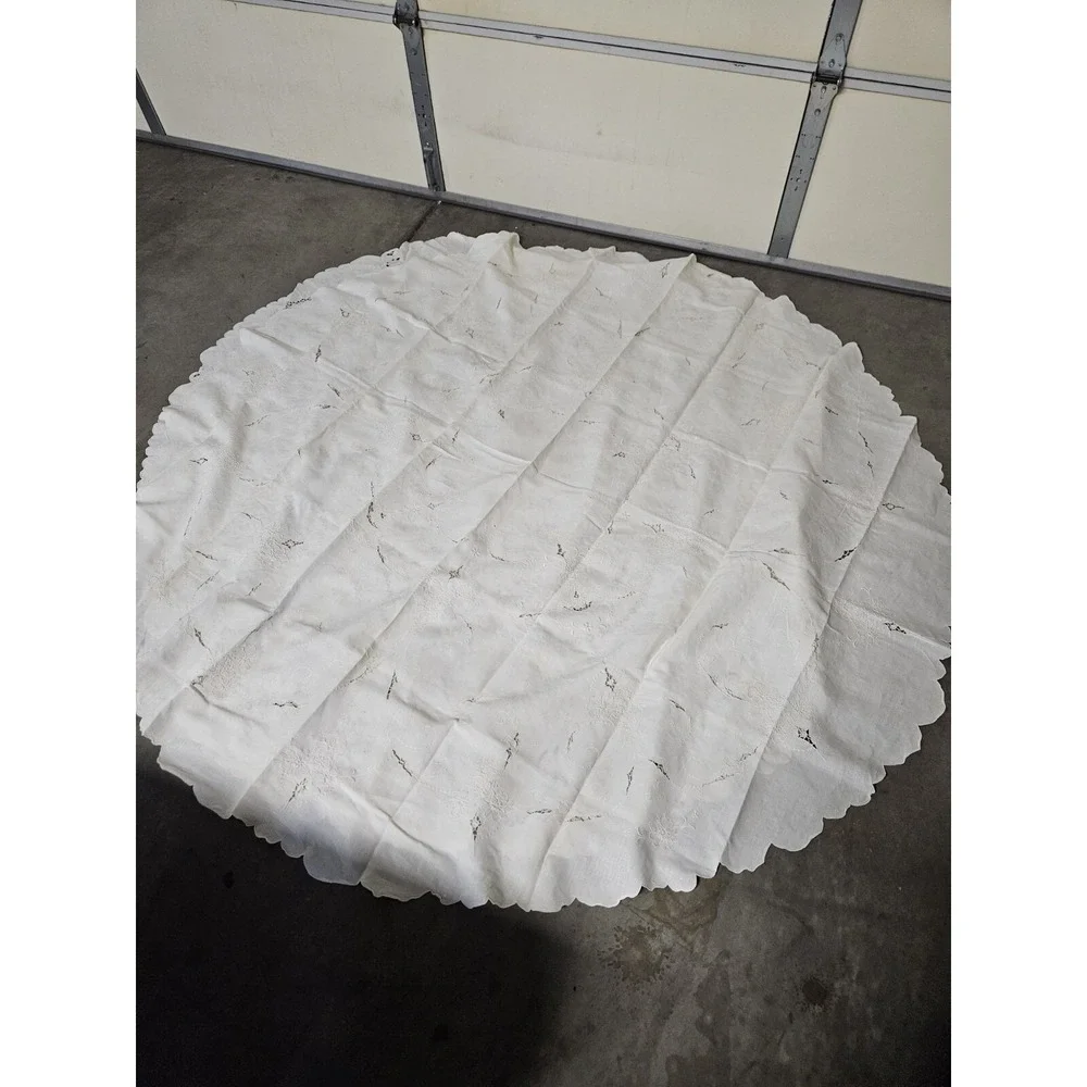 2 Round Antique Table Clothes‎